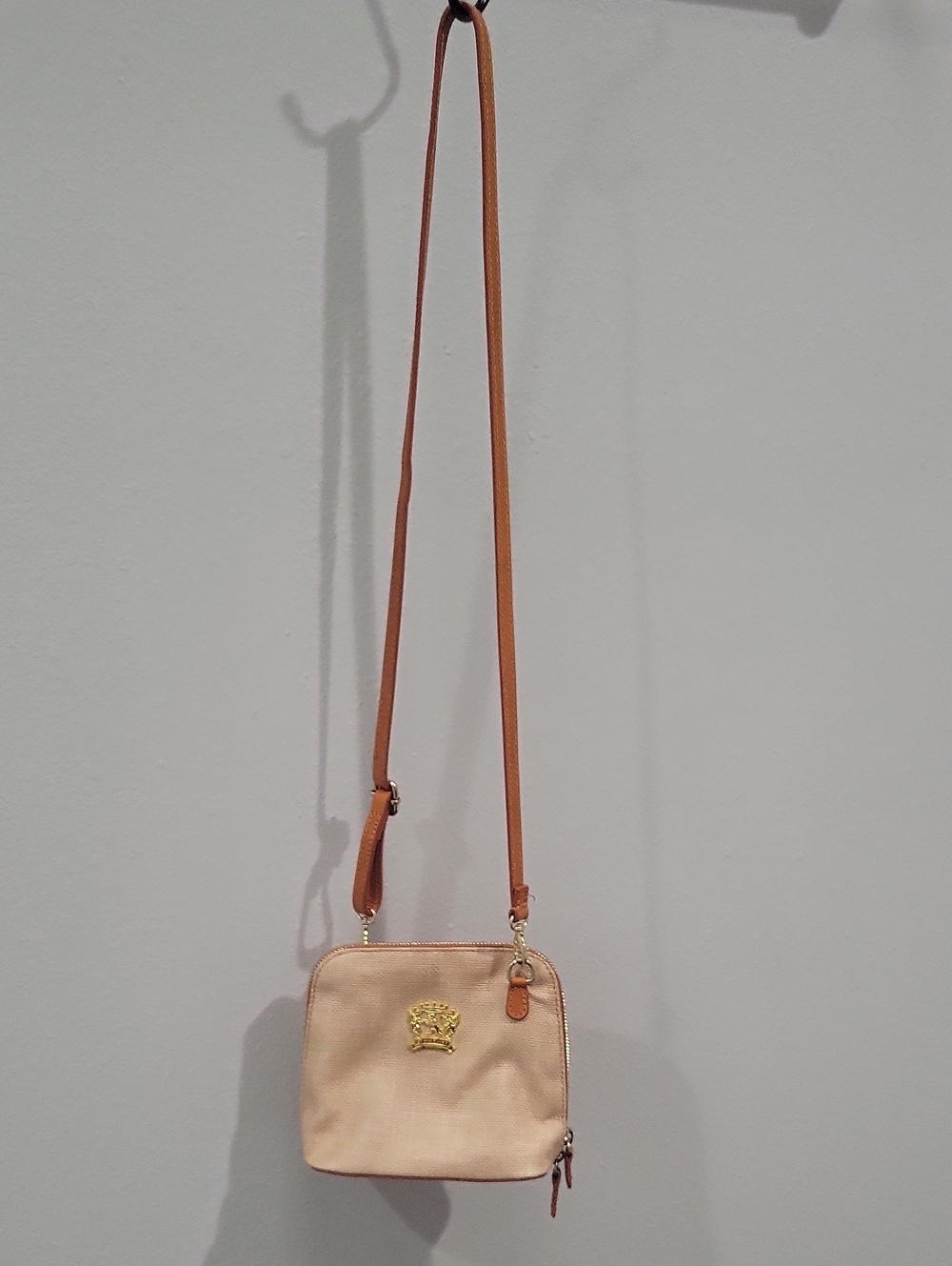 Prateai Like New Tan-brown Leather Crossbody Bag with Brown Strap and Gold Crest